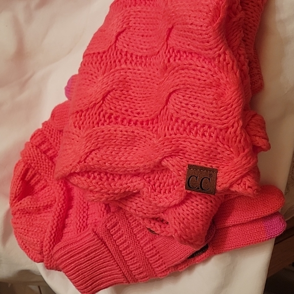 C.C. beanie, tech gloves and infinity scarf - Picture 5 of 9